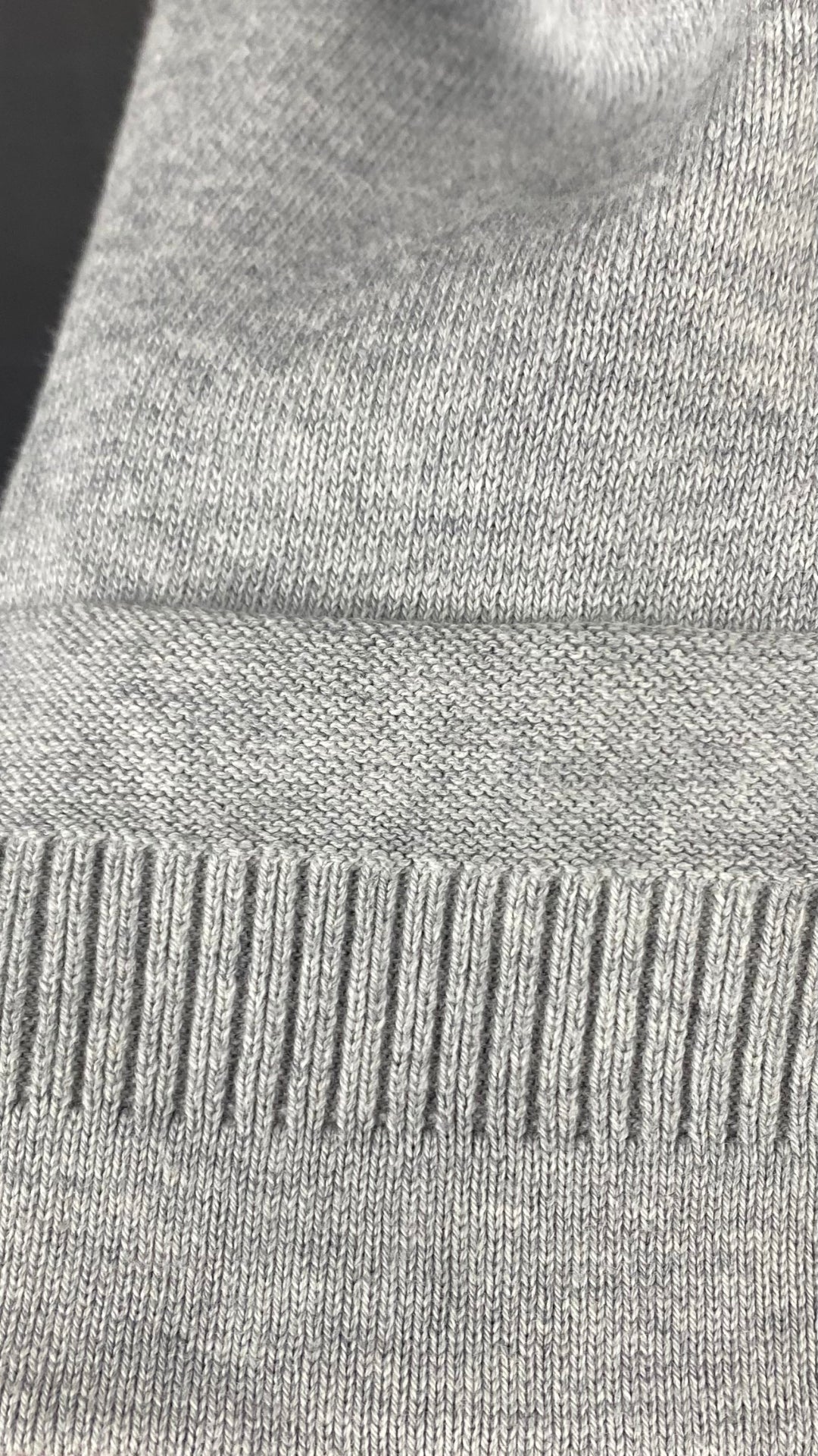 Chandail long tricot gris coton égyptien Ça va de soi, taille medium. Vue du bas de la manche.