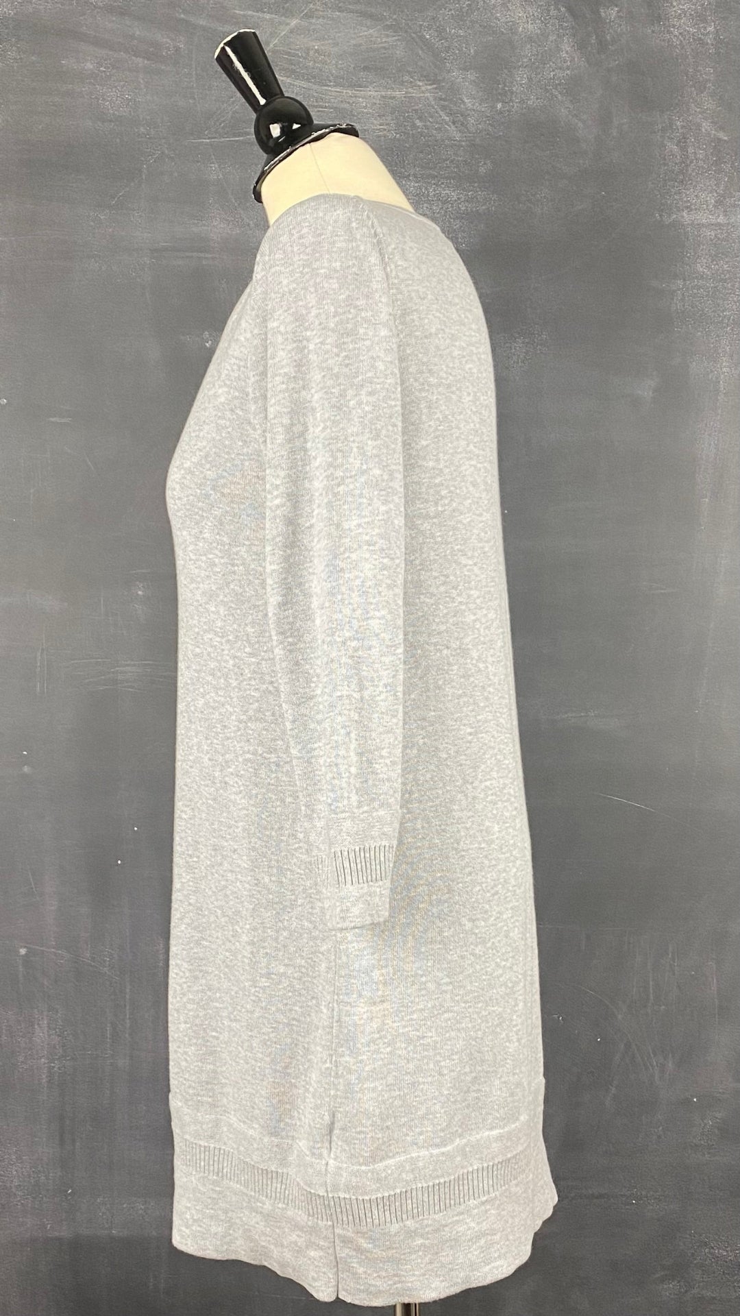 Chandail long tricot gris coton égyptien Ça va de soi, taille medium. Vue de côté.