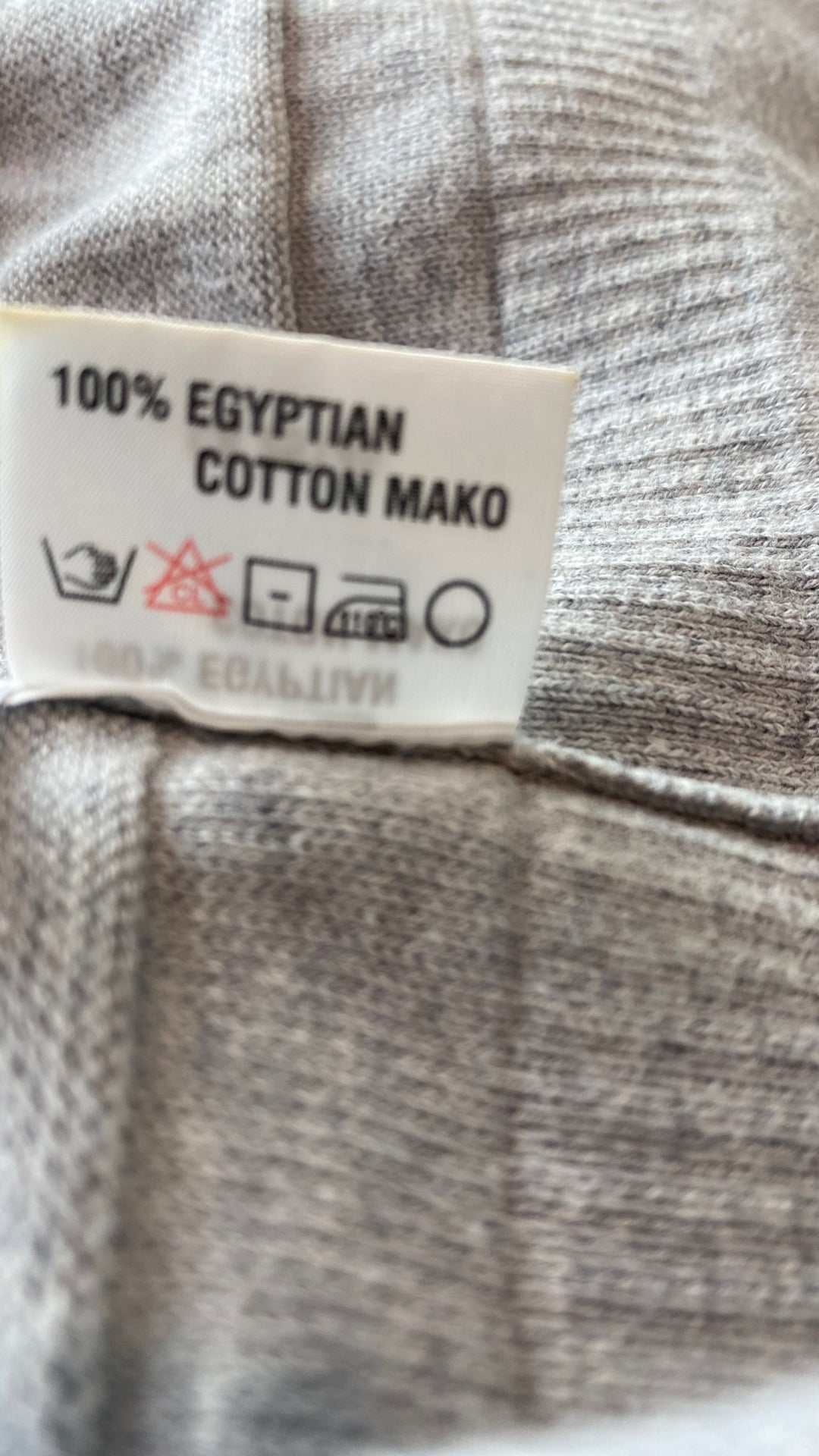 Chandail long tricot gris coton égyptien Ça va de soi, taille medium. Vue de l'étiquette de composition et entretien.