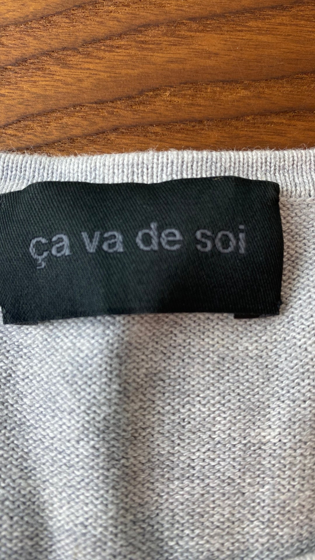 Chandail long tricot gris coton égyptien Ça va de soi, taille medium. Vue de l'étiquette de marque.