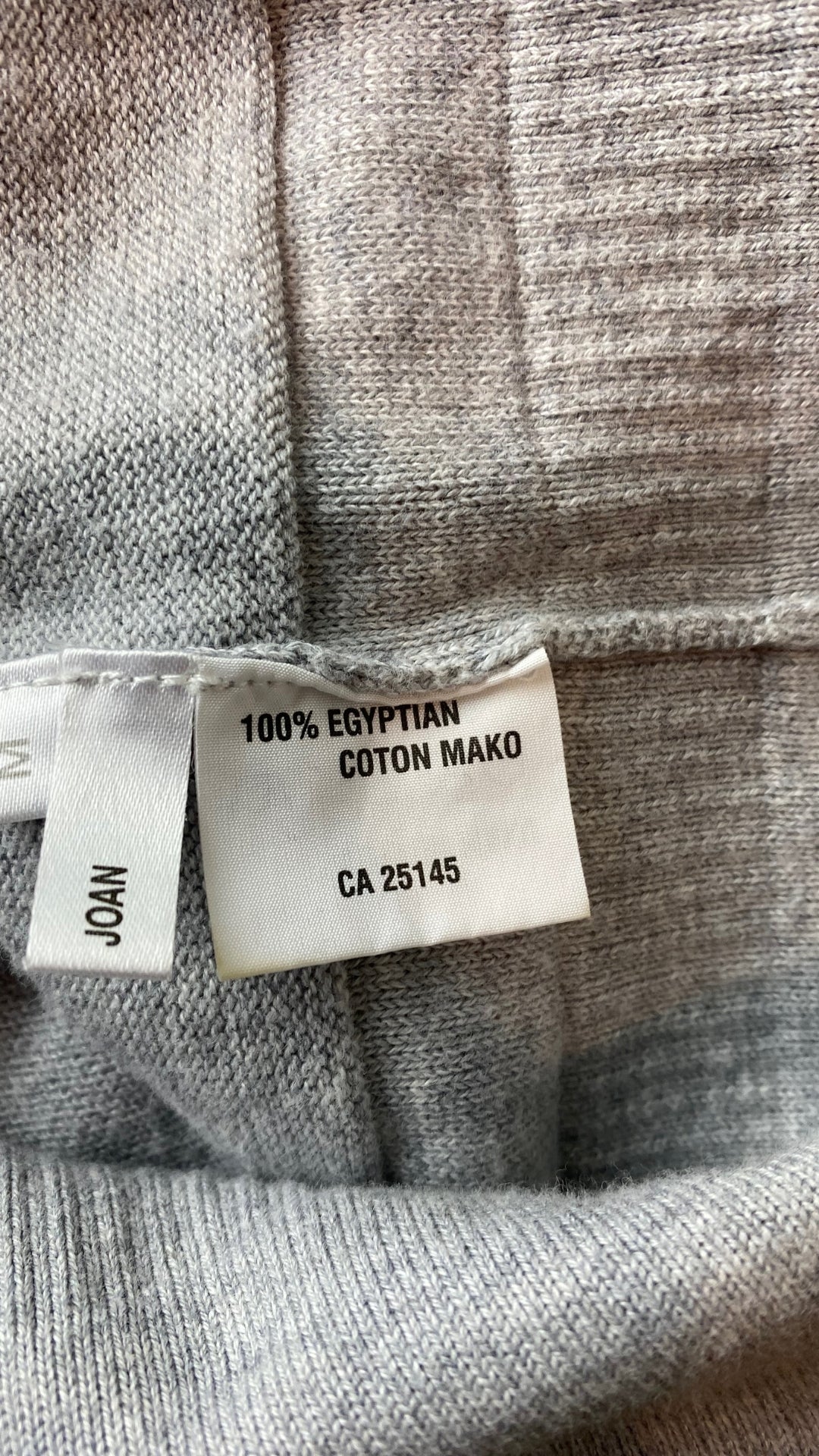 Chandail long tricot gris coton égyptien Ça va de soi, taille medium. Vue de l'étiquette de modèle.