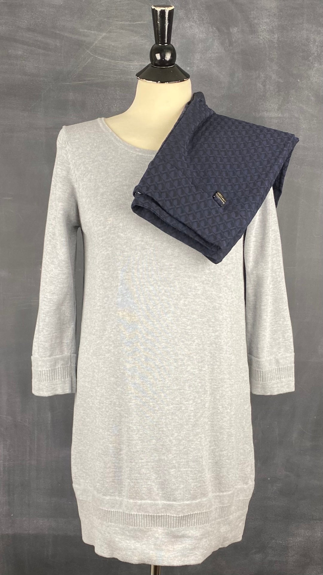Chandail long tricot gris coton égyptien Ça va de soi, taille medium. Vue de l'agencement avec le pantalon Lisette L.