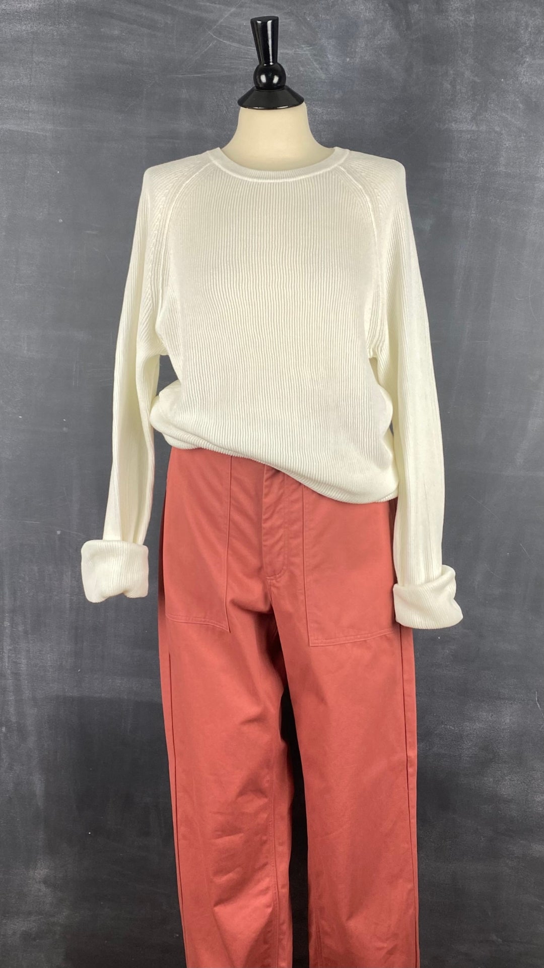 Chandail manche raglan en tricot de coton Matinique, taille xl. Vue de l'agencement avec le pantalon Beaton neuf.