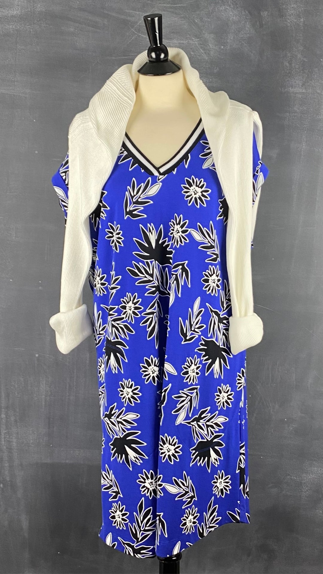 Chandail manche raglan en tricot de coton Matinique, taille xl. Vue de l'agencement avec la robe florale bleu royal.