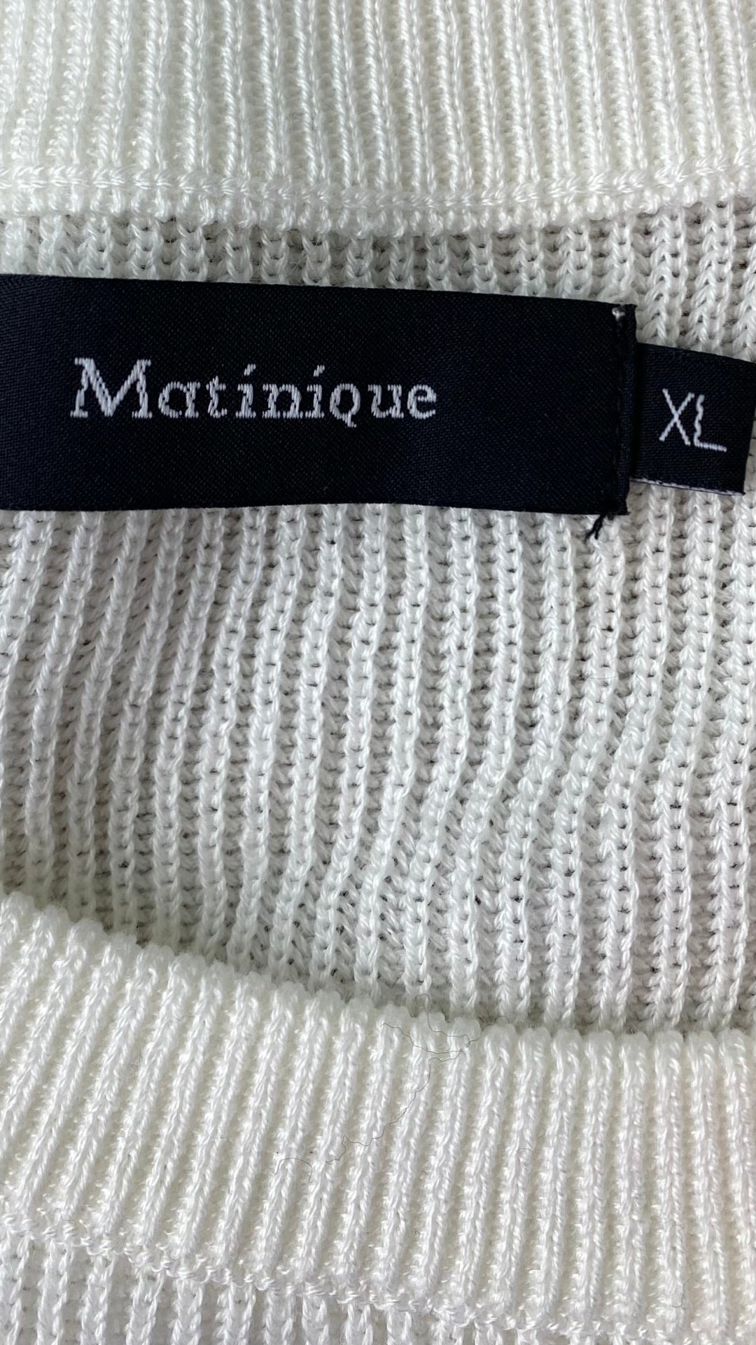 Chandail manche raglan en tricot de coton Matinique, taille xl. Vue de l'étiquette de marque et taille.