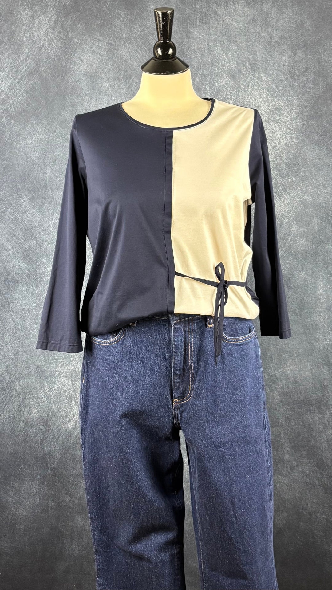Chandail marine et blanc crème avec cordons à nouer à la taille Gerry Weber Casual, taille m/l. Vue de l'agencement avec le jeans foncé galbé Denim Forum.