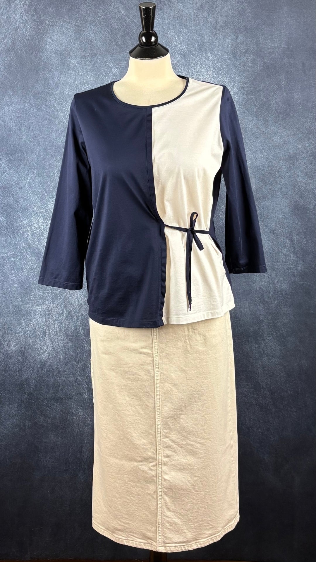 Chandail marine et blanc crème avec cordons à nouer à la taille Gerry Weber Casual, taille m/l. Vue de l'agencement avec la jupe en denim crème Banana Republic.