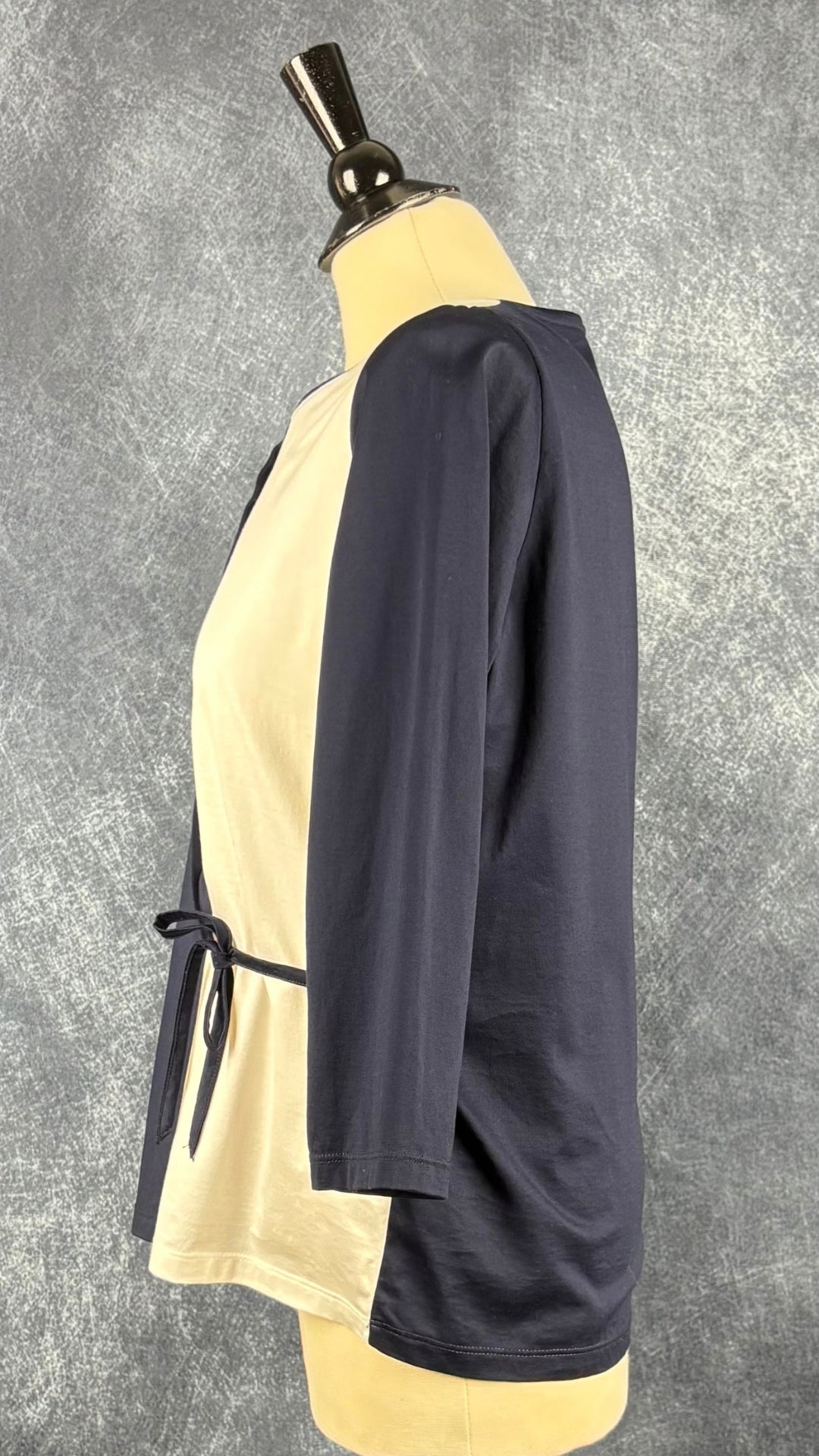 Chandail marine et blanc crème avec cordons à nouer à la taille Gerry Weber Casual, taille m/l. Vue de côté.