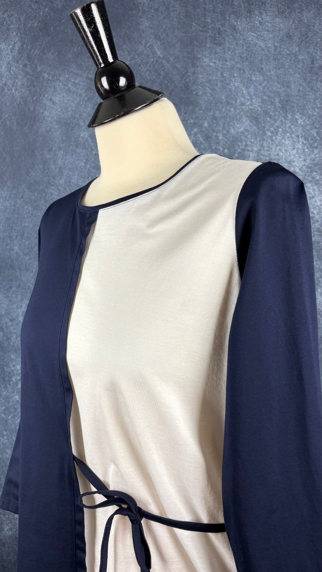 Chandail marine et blanc crème avec cordons à nouer à la taille Gerry Weber Casual, taille m/l. Vue de l'encolure.