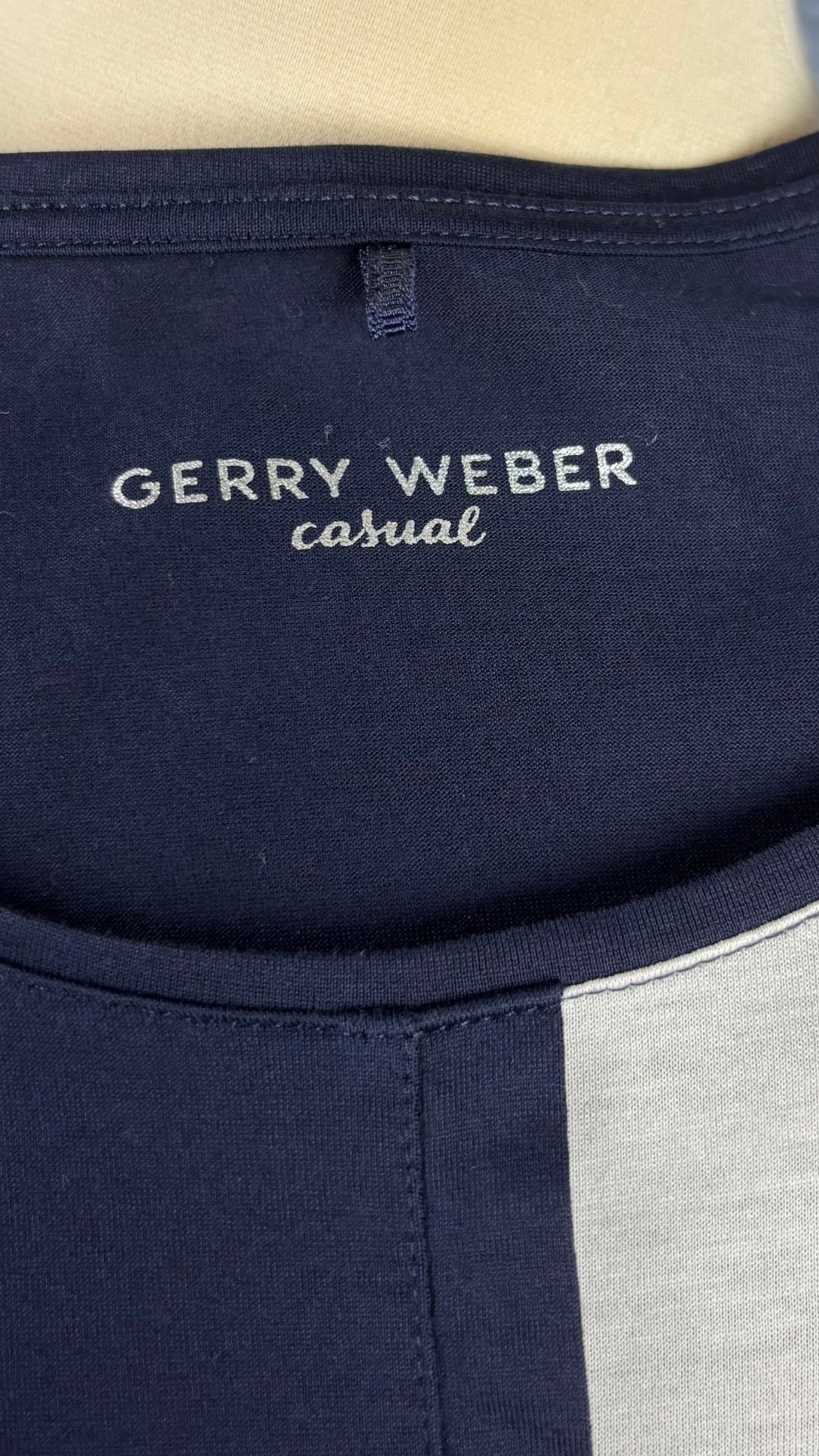 Chandail marine et blanc crème avec cordons à nouer à la taille Gerry Weber Casual, taille m/l. Vue de l'étiquette.