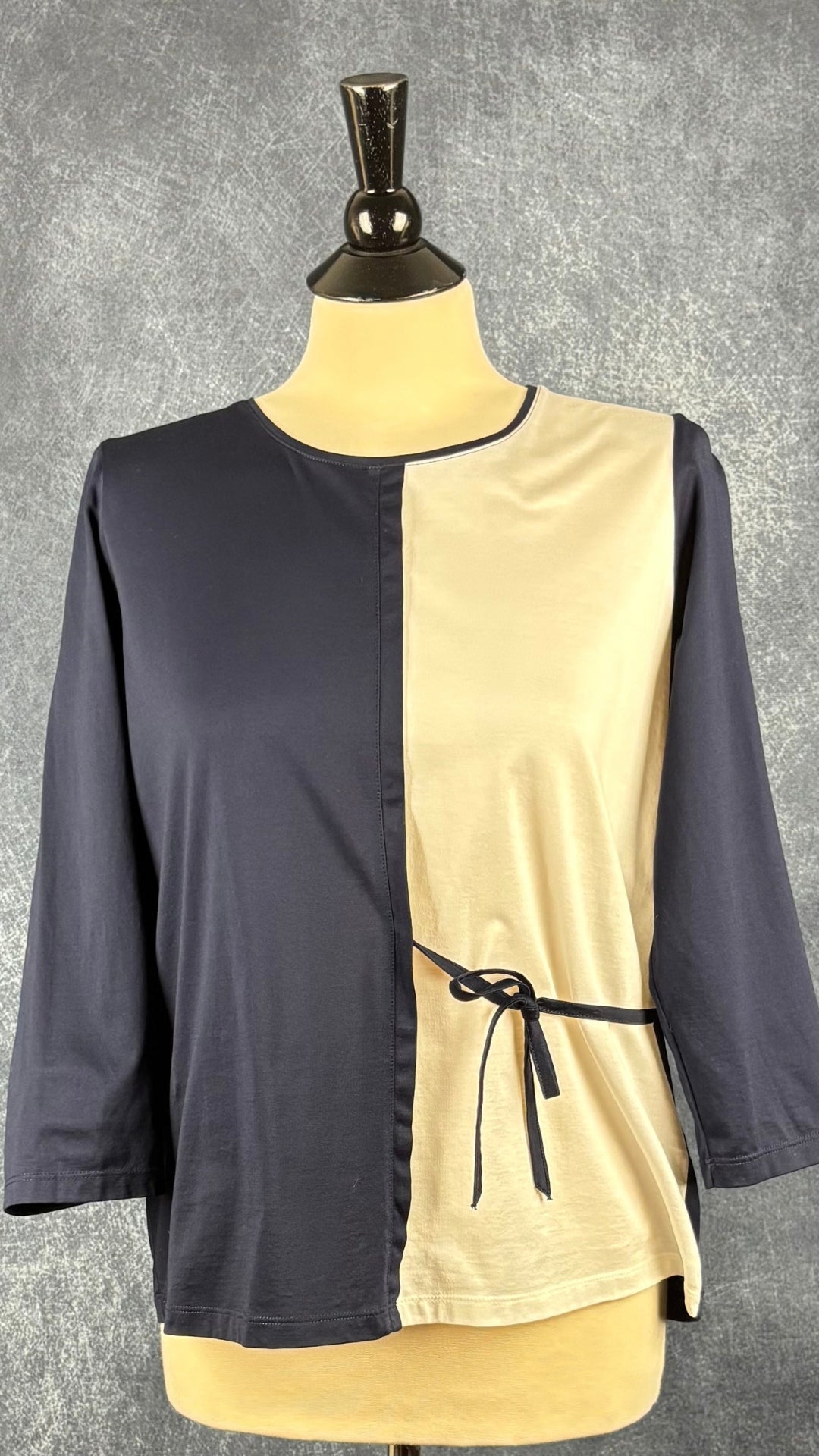 Chandail marine et blanc crème avec cordons à nouer à la taille Gerry Weber Casual, taille m/l. Vue de face.