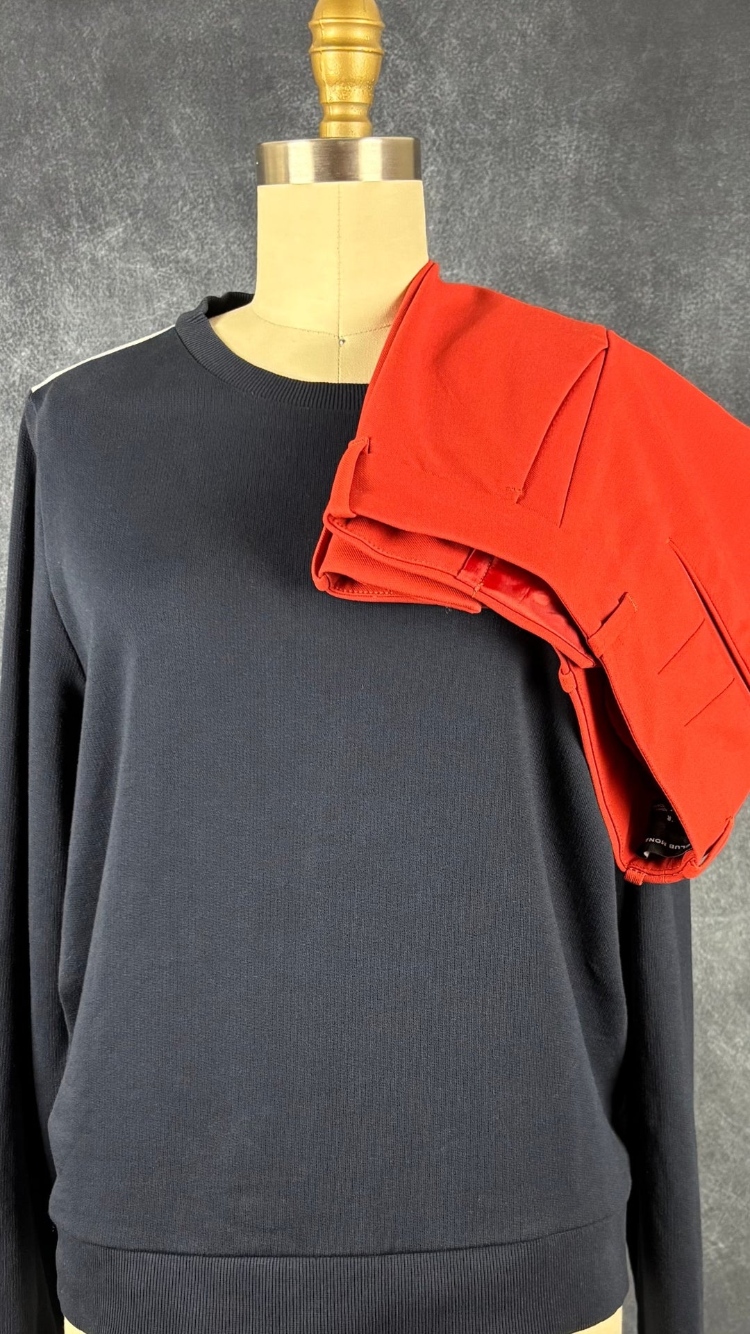 Chandail marine en french terry dos rayé J.Crew, taille estimée à medium. Vue de l'agencement avec le pantalon orangé Club Monaco.
