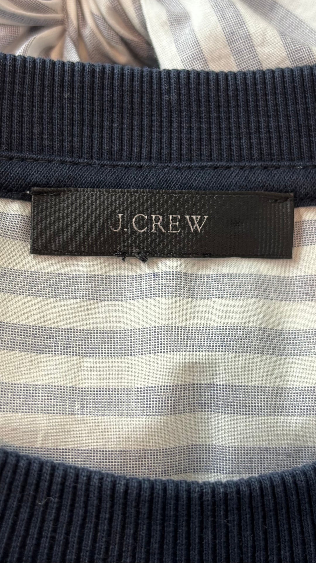 Chandail marine en french terry dos rayé J.Crew, taille estimée à medium. Vue de l'étiquette.