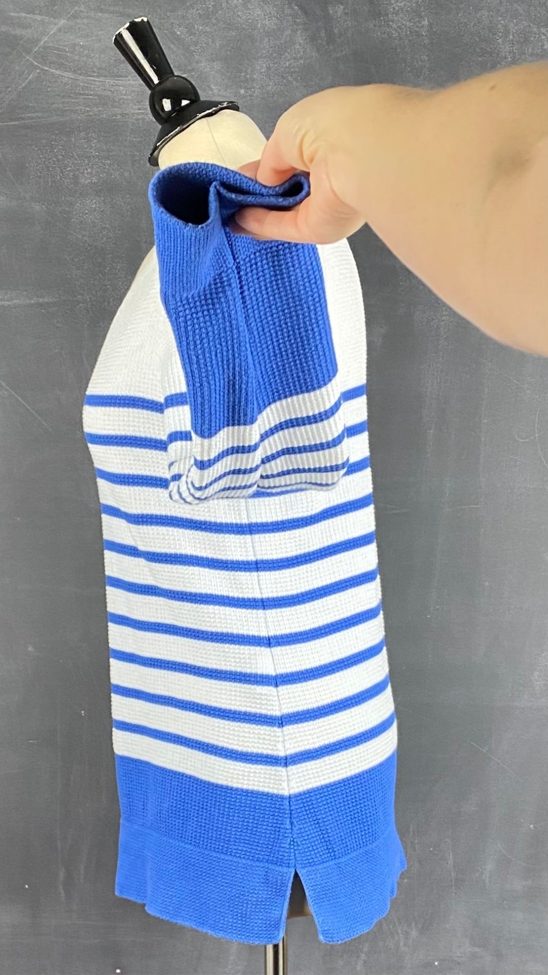 Chandail marinière en tricot de coton à rayures bleues Saint James, taille 6 (small). Vue de côté, la manche relevée.