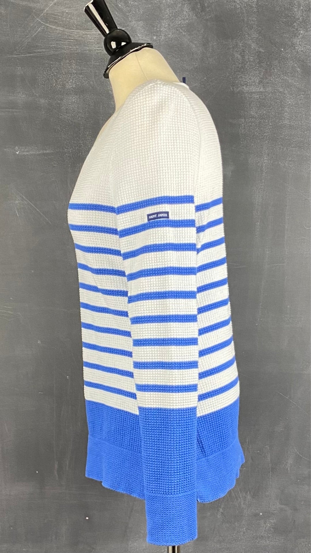 Chandail marinière en tricot de coton à rayures bleues Saint James, taille 6 (small). Vue de côté.