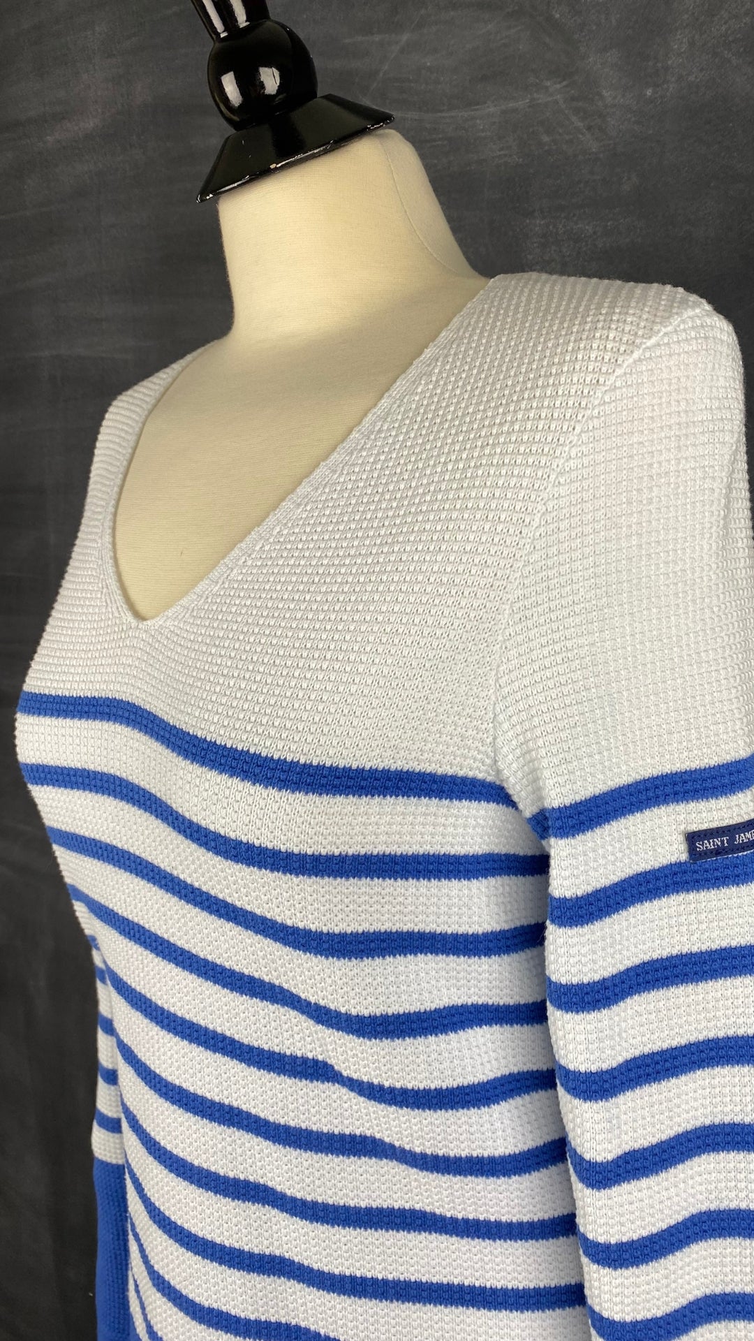 Chandail marinière en tricot de coton à rayures bleues Saint James, taille 6 (small). Vue de l'encolure.