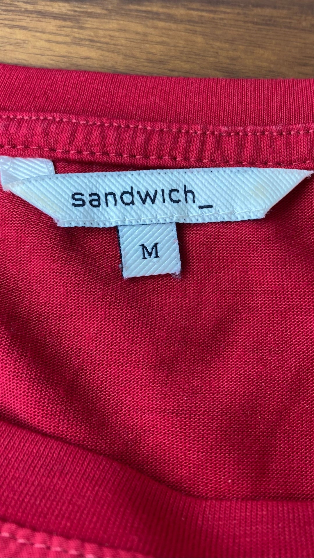 Chandail mince rouge ample bi-matière Sandwich, taille medium. Vue de l'étiquette de marque et taille.
