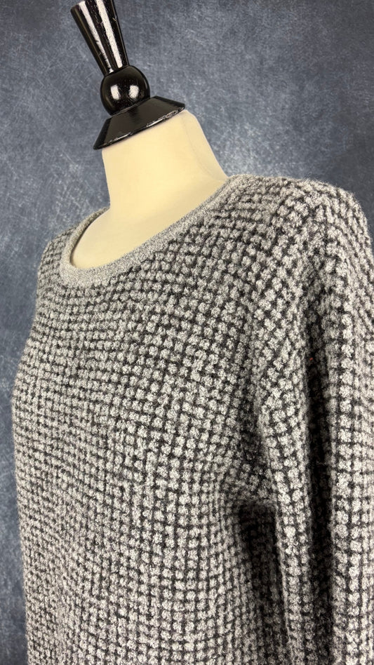 Chandail moelleux en tricot gris et charcoal foncé Sarah Pacini, taille estimée à large/xl. Vue de l'encolure.