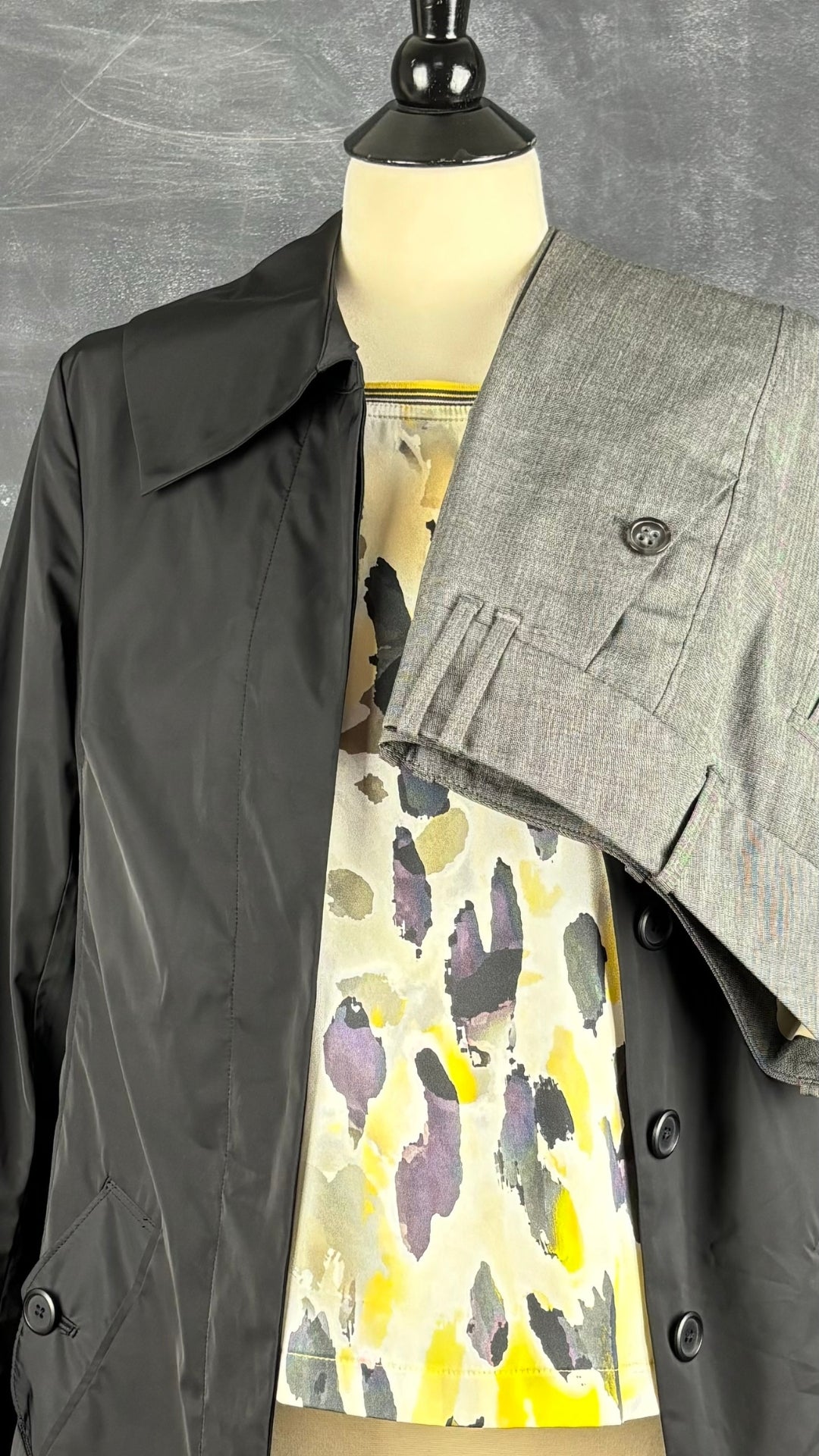 Chandail à motif abstrait jaune Jean Paul Berlin, taille 6. Vue de l'agencement avec le manteau noir Tristan et le pantalon gris Gardeur.