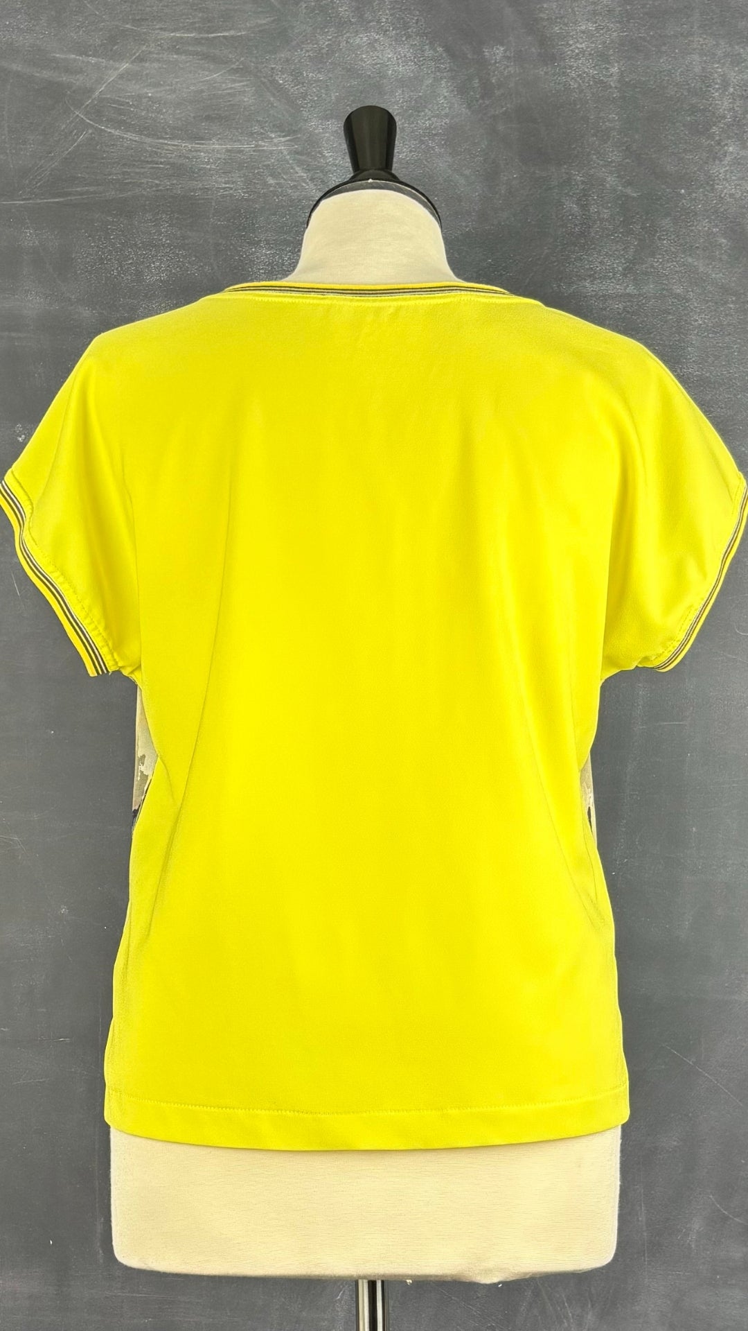 Chandail à motif abstrait jaune Jean Paul Berlin, taille 6. Vue de dos.