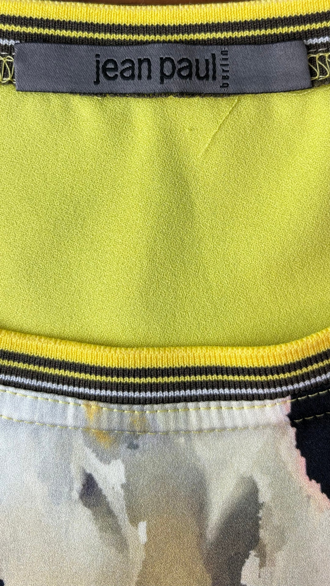 Chandail à motif abstrait jaune Jean Paul Berlin, taille 6. Vue de l'étiquette de marque.