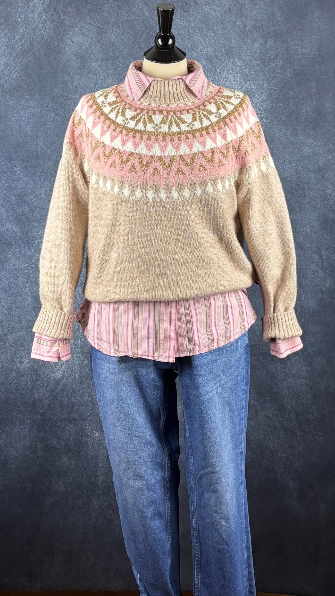 Chandail à motif beige, crème, rose et doré en tricot, Tommy Hilfiger, taille medium. Vue de l'agencement avec le chemisier rayé Frank & Oak et le jeans Yoga Jeans.