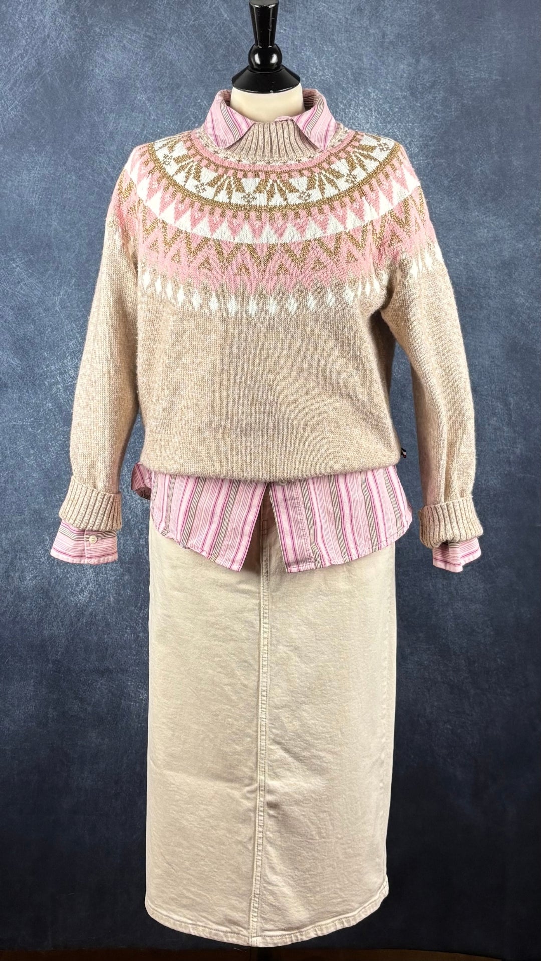 Chandail à motif beige, crème, rose et doré en tricot, Tommy Hilfiger, taille medium. Vue de l'agencement avec le chemisier à rayures rose et la jupe en denim crème.