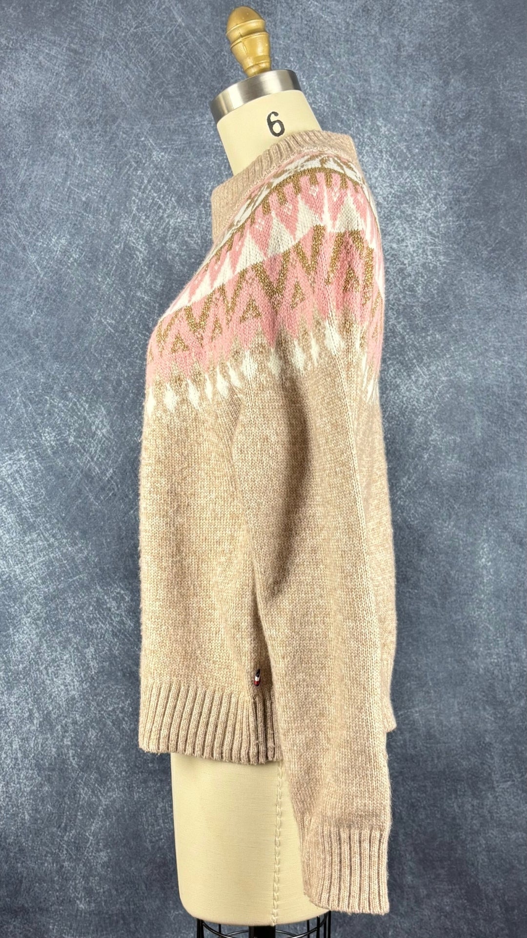 Chandail à motif beige, crème, rose et doré en tricot, Tommy Hilfiger, taille medium. Vue de côté.