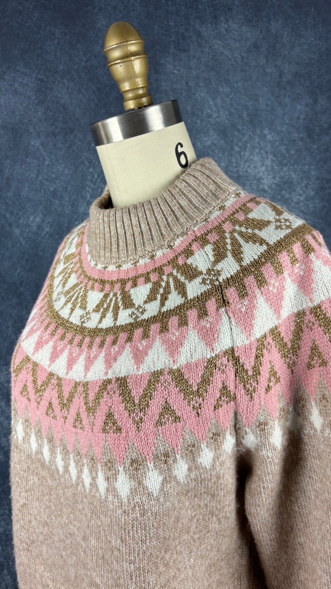 Chandail à motif beige, crème, rose et doré en tricot, Tommy Hilfiger, taille medium. Vue de l'encolure.