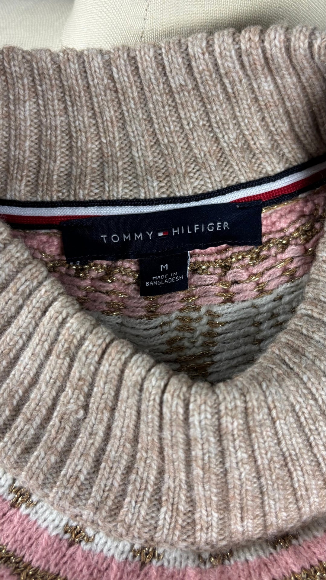 Chandail à motif beige, crème, rose et doré en tricot, Tommy Hilfiger, taille medium. Vue de l'étiquette.