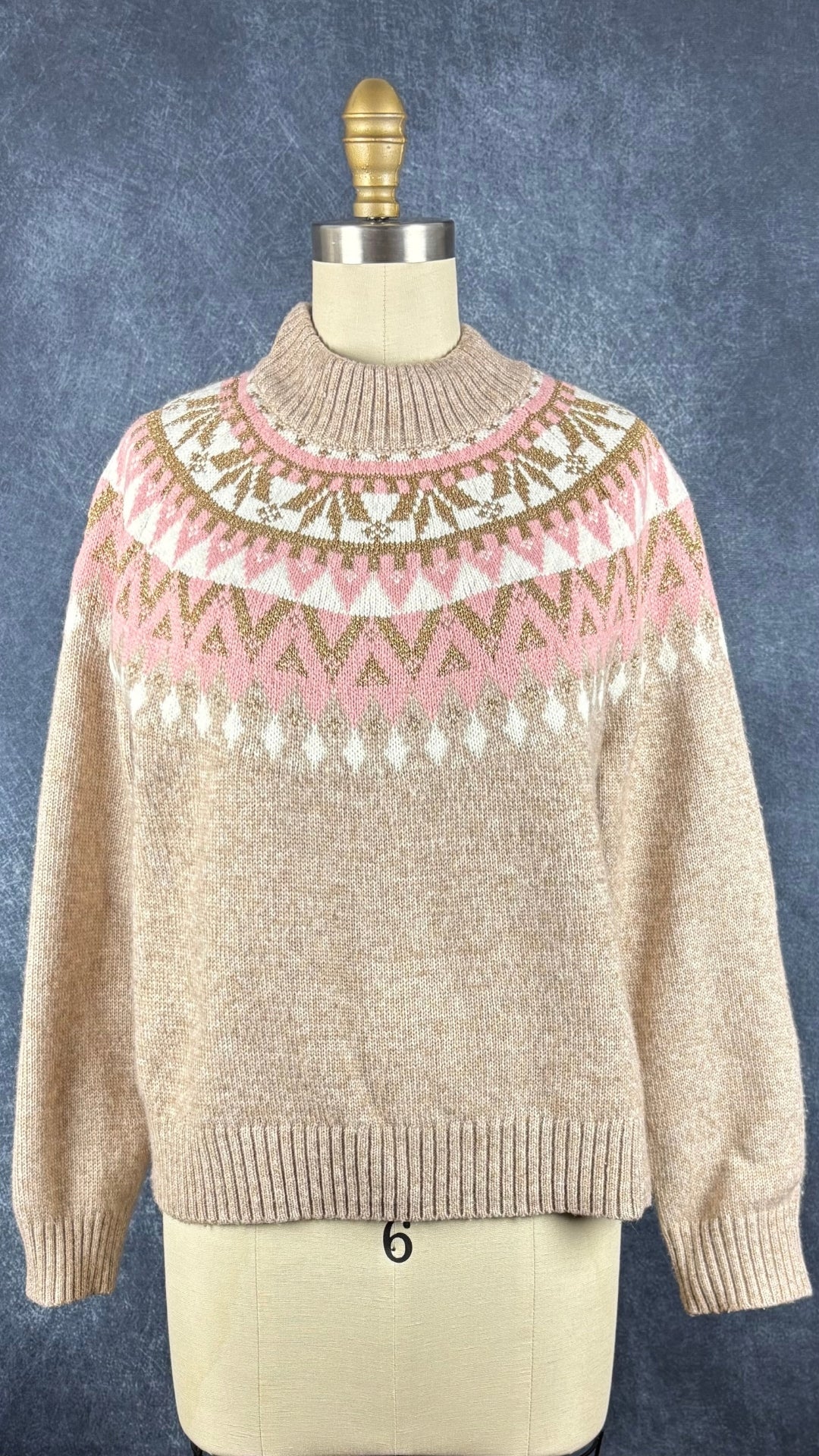 Chandail à motif beige, crème, rose et doré en tricot, Tommy Hilfiger, taille medium. Vue de face.