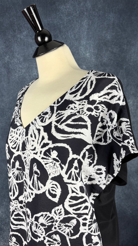 Chandail à motifs devant et col en V noir et crème Tilley, taille medium. Vue de l'encolure.