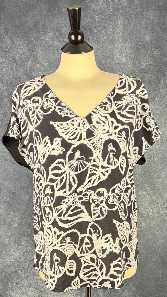 Chandail à motifs devant et col en V noir et crème Tilley, taille medium. Vue de face.
