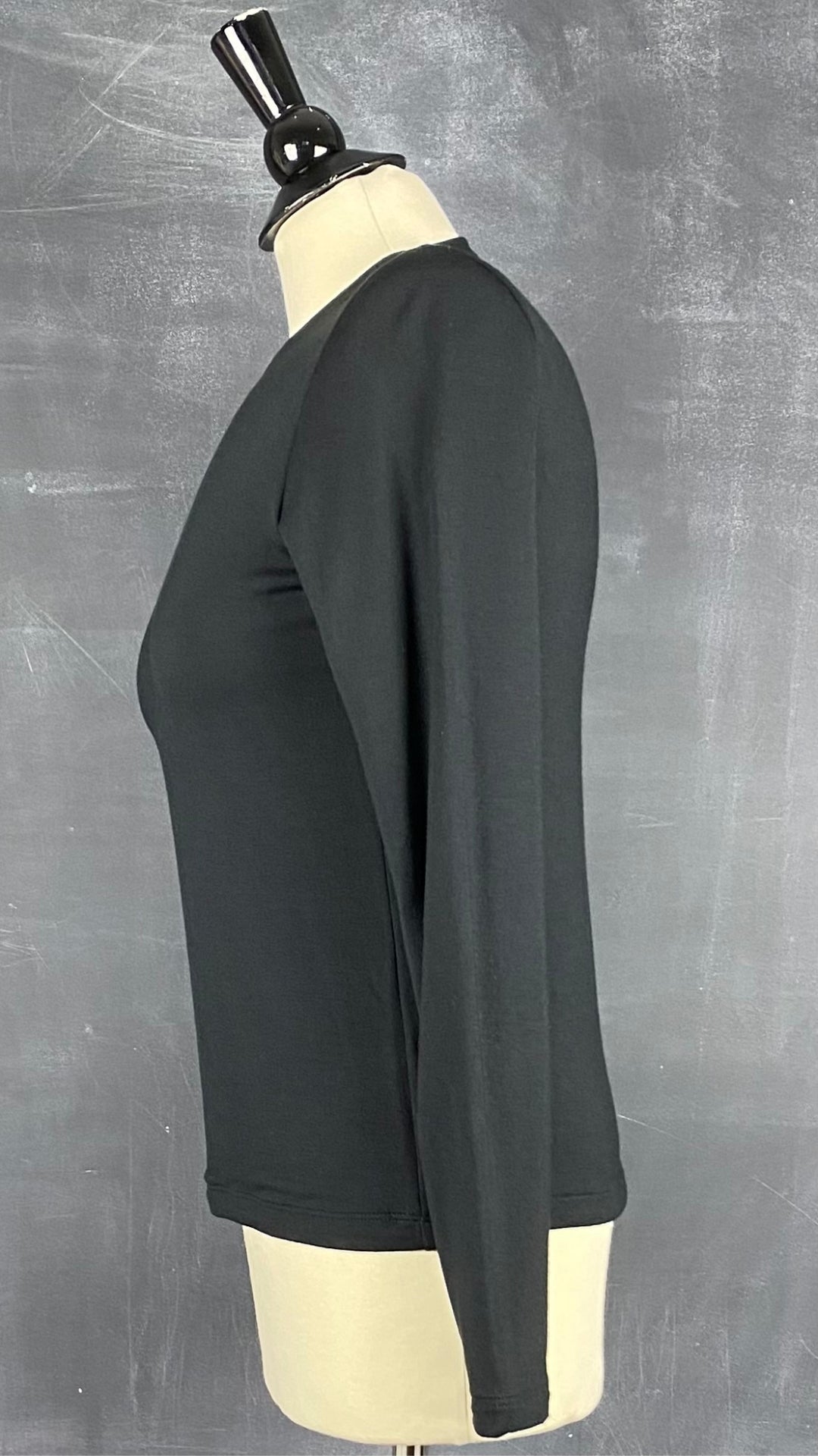 Chandail neuf noir de base à double épaisseur et à manches longues, marque Sève&Co., taille medium. Vue de côté.