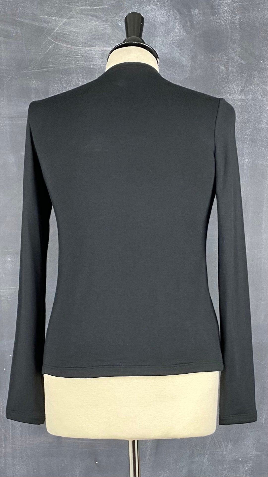 Chandail neuf noir de base à double épaisseur et à manches longues, marque Sève&Co., taille medium. Vue de dos.