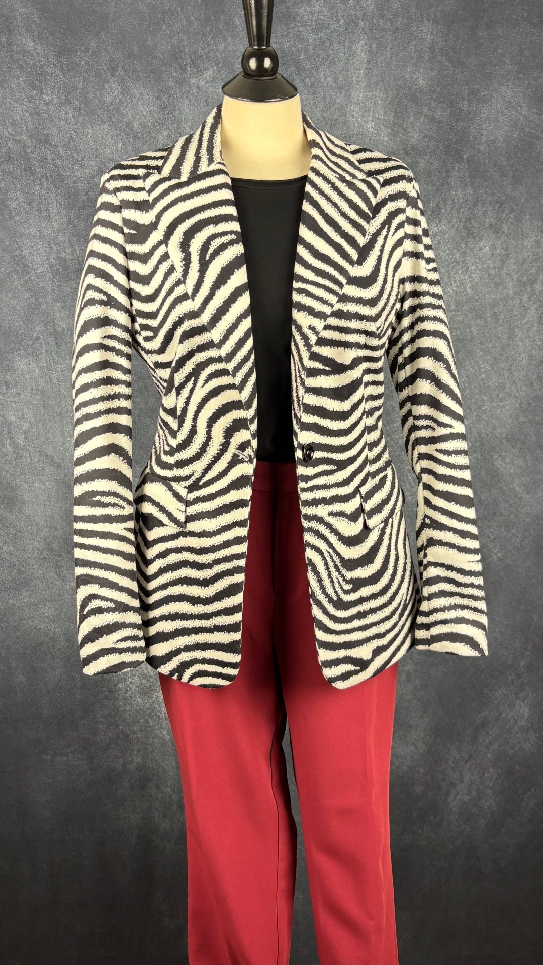 Chandail noir de base à manches longues Filippa K, taille l (xl). Vue de l'agencement avec le blazer à motifs zébrés et le pantalon rouge brique Part Two.