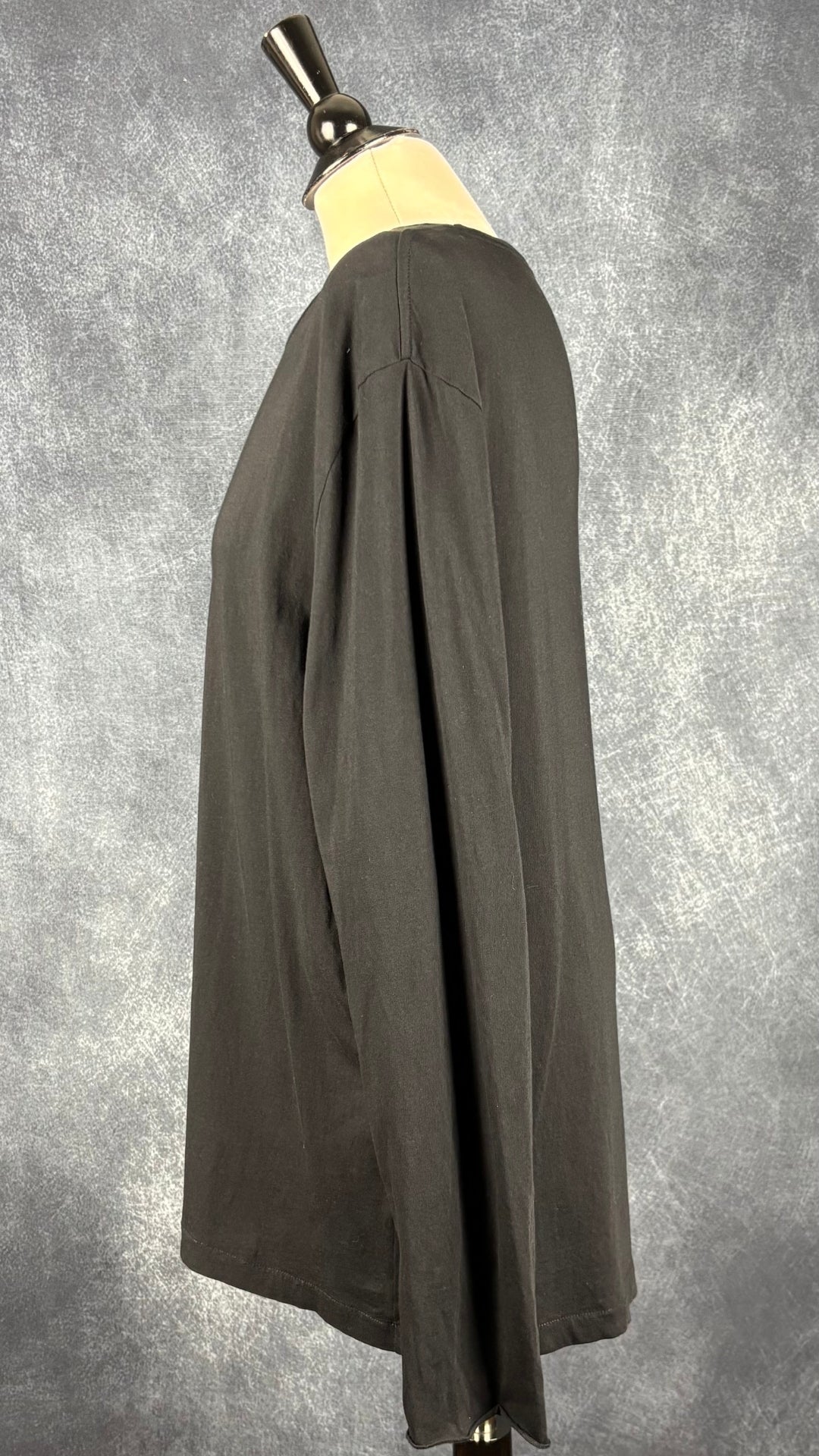 Chandail noir de base à manches longues Filippa K, taille l (xl). Vue de côté.