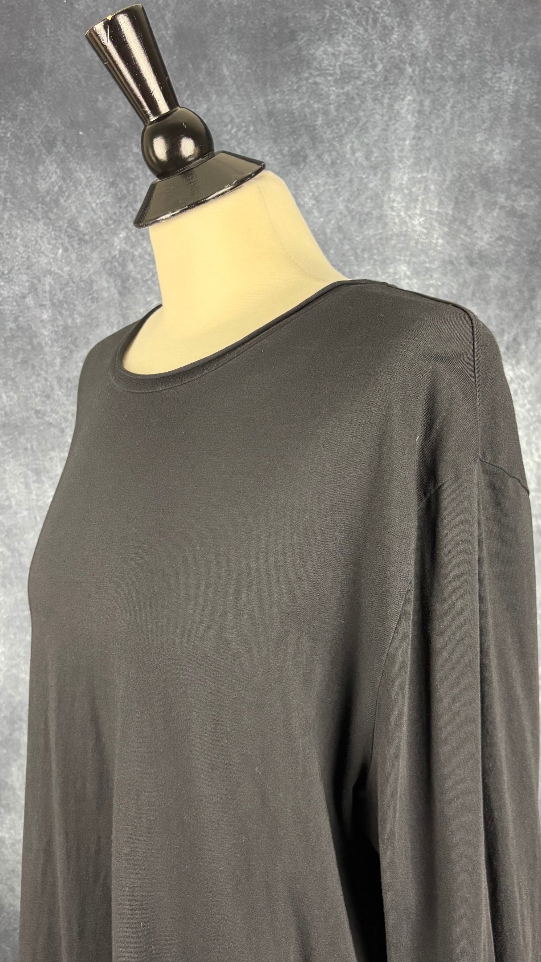 Chandail noir de base à manches longues Filippa K, taille l (xl). Vue de l'encolure.