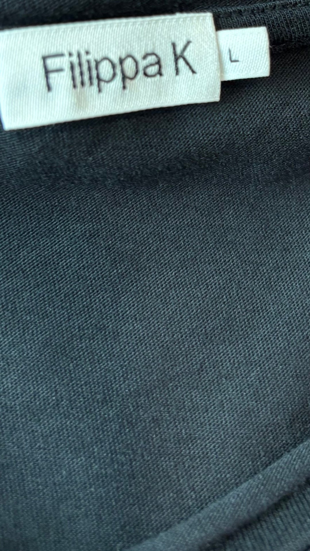 Chandail noir de base à manches longues Filippa K, taille l (xl). Vue de l'étiquette.