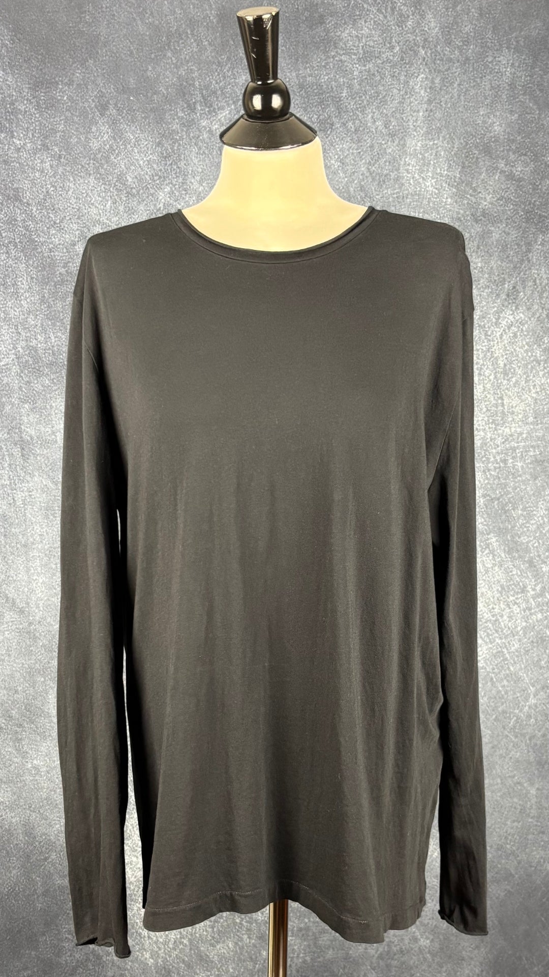 Chandail noir de base à manches longues Filippa K, taille l (xl). Vue de face.