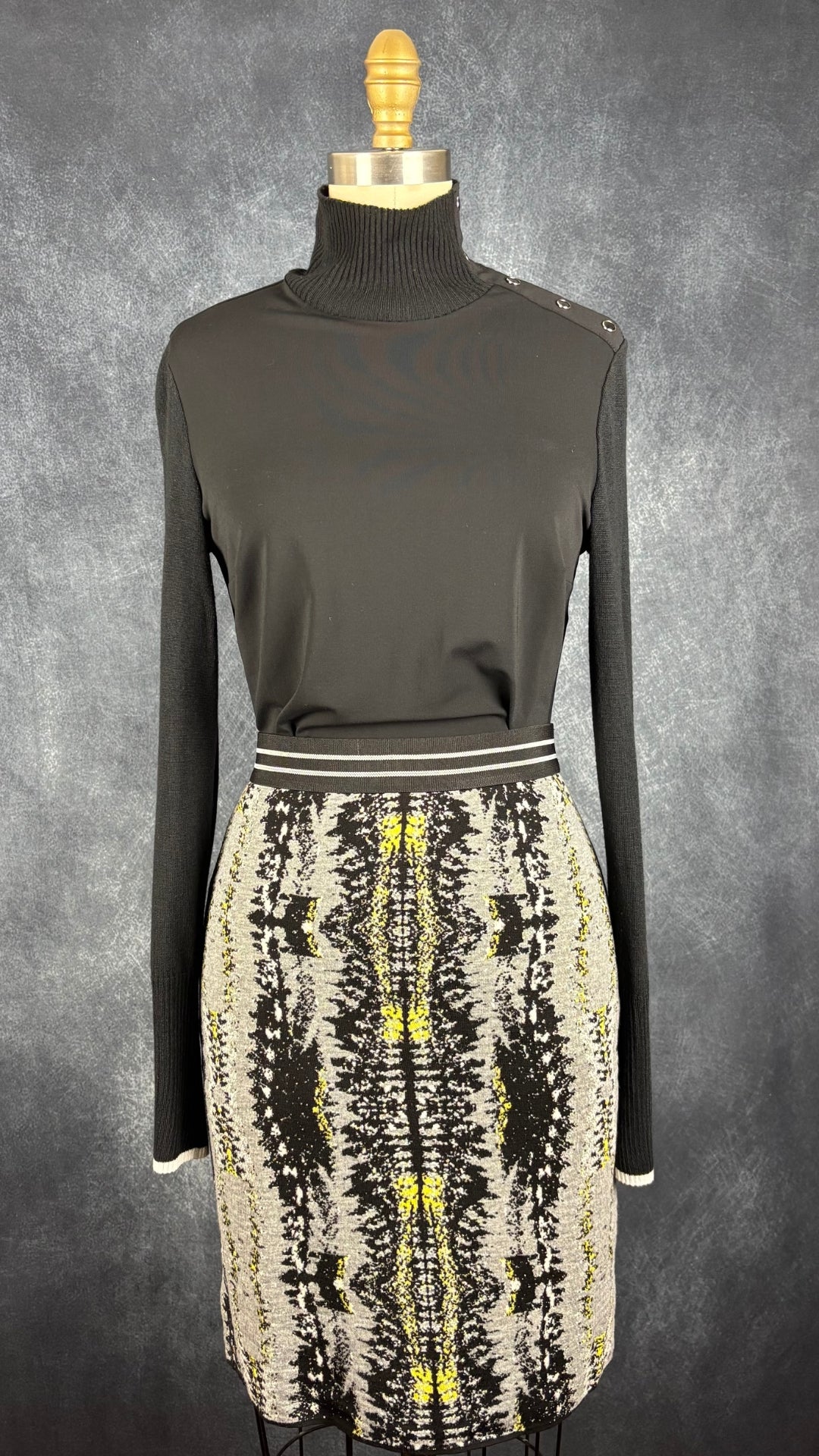 Chandail noir bi-matière à col montant I by Iris Setlakwe, taille small. Vue de l'agencement avec la jupe en tricot Marc Cain.