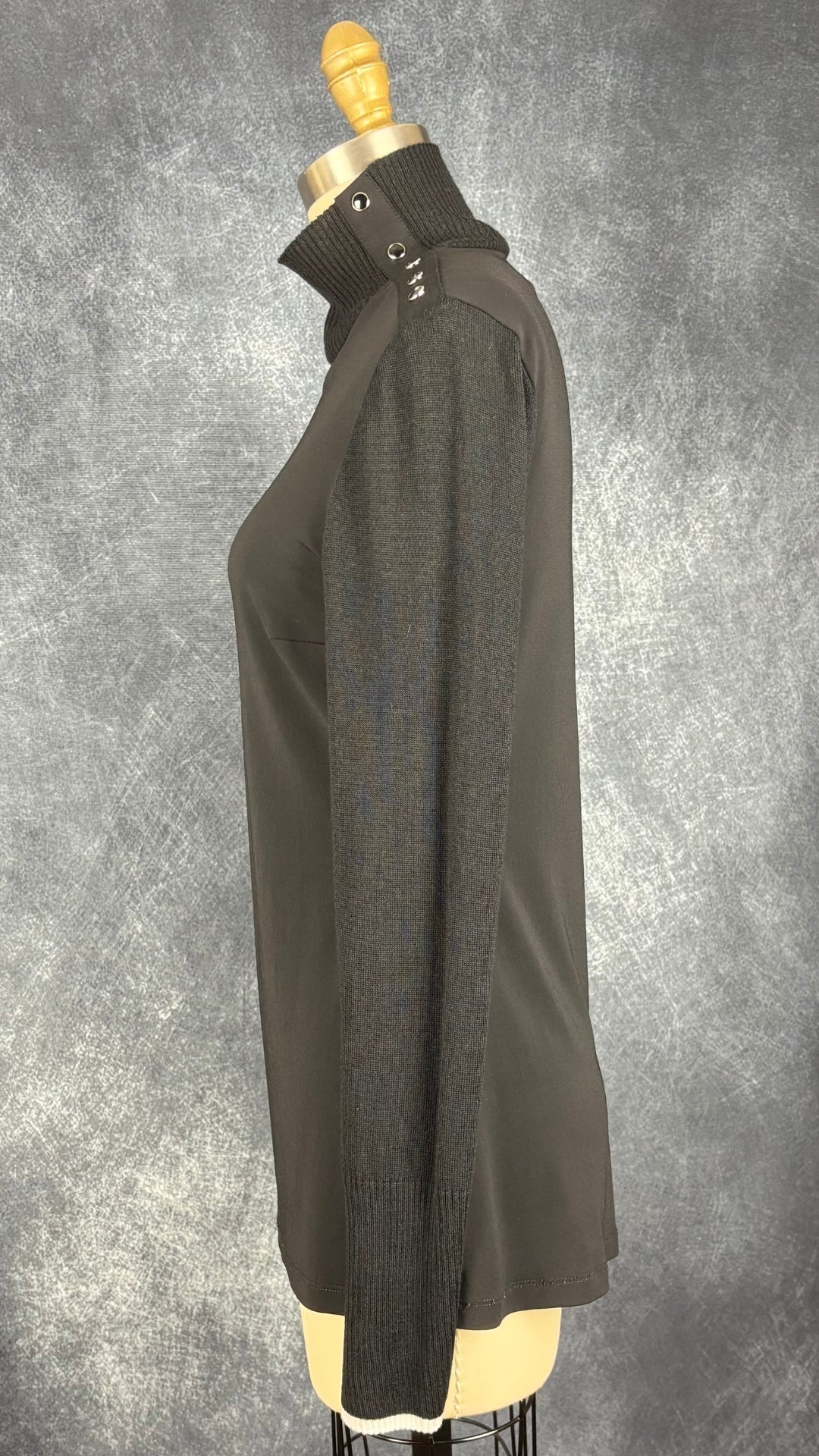 Chandail noir bi-matière à col montant I by Iris Setlakwe, taille small. Vue de côté.