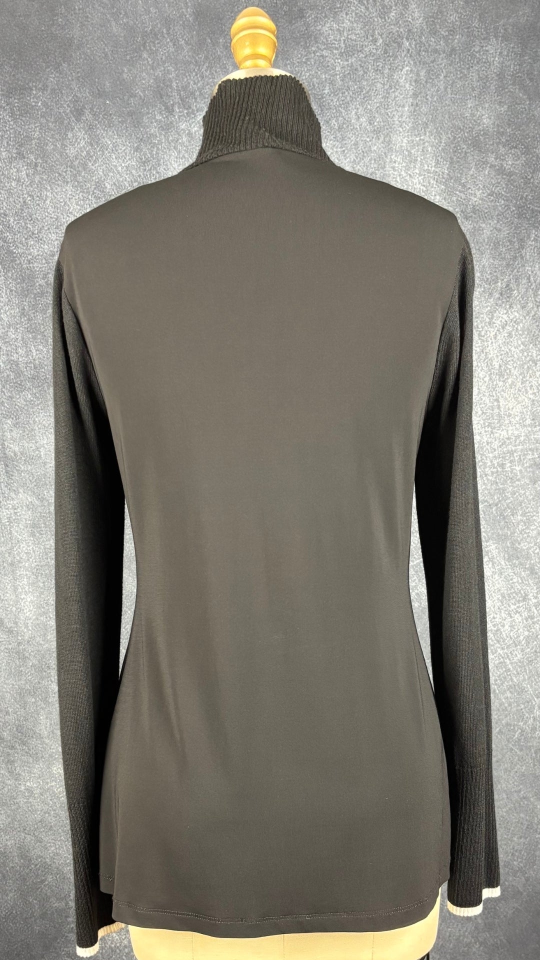 Chandail noir bi-matière à col montant I by Iris Setlakwe, taille small. Vue de dos.