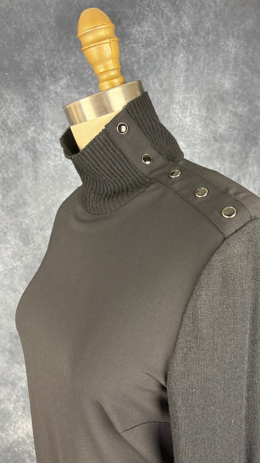 Chandail noir bi-matière à col montant I by Iris Setlakwe, taille small. Vue de l'encolure.