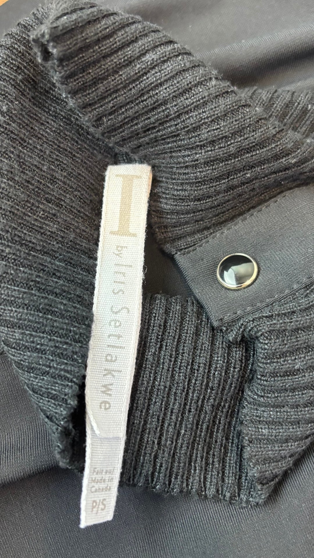 Chandail noir bi-matière à col montant I by Iris Setlakwe, taille small. Vue de l'étiquette.