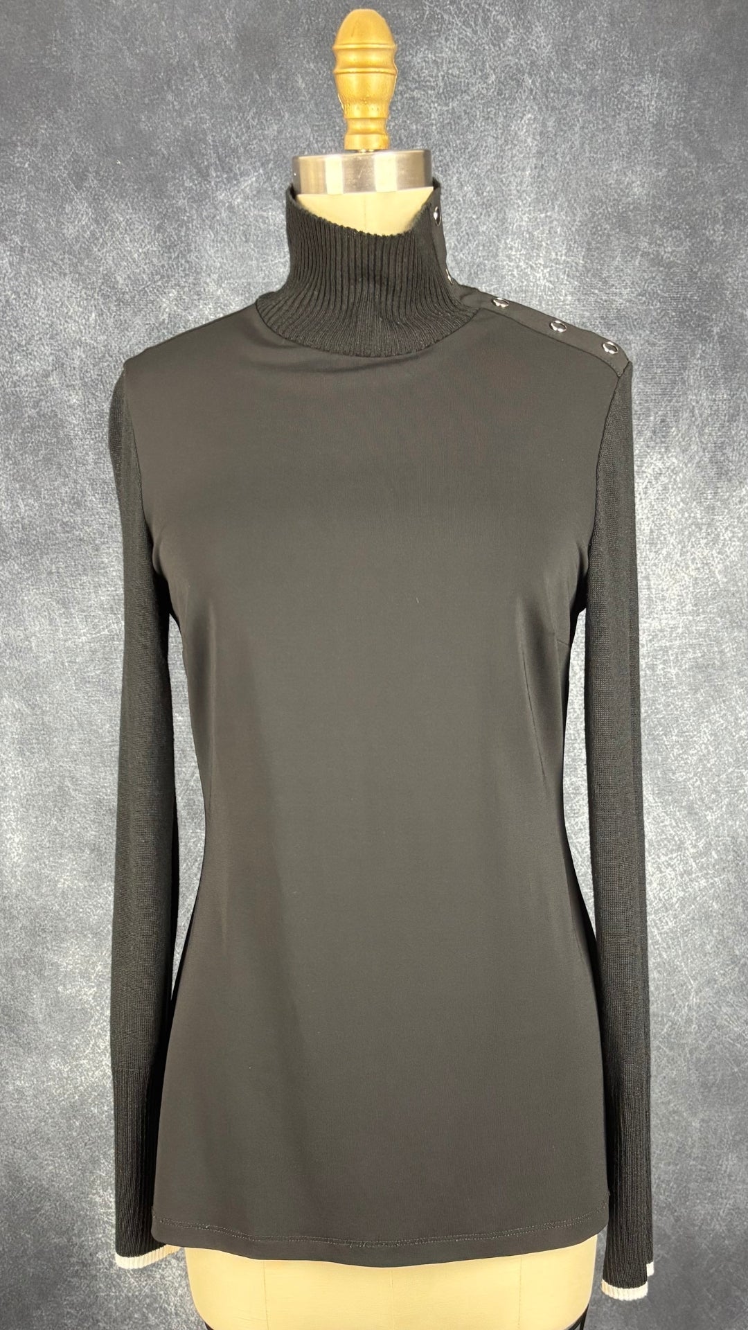 Chandail noir bi-matière à col montant I by Iris Setlakwe, taille small. Vue de face.