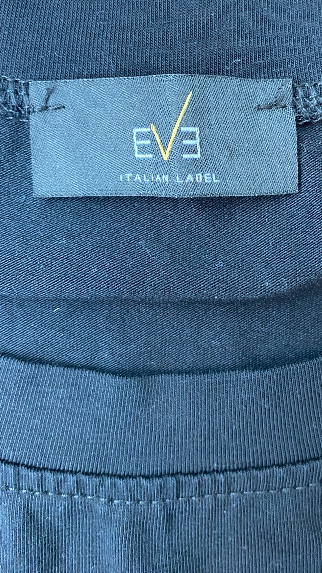 Chandail noir avec encadré à motif Eve Italian Label, taille medium. Vue de l'étiquette de la marque.