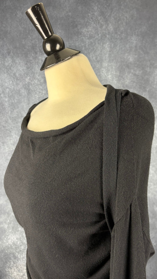 Chandail noir fin tricot Sarah Pacini, taille one size. Vue de l'encolure.