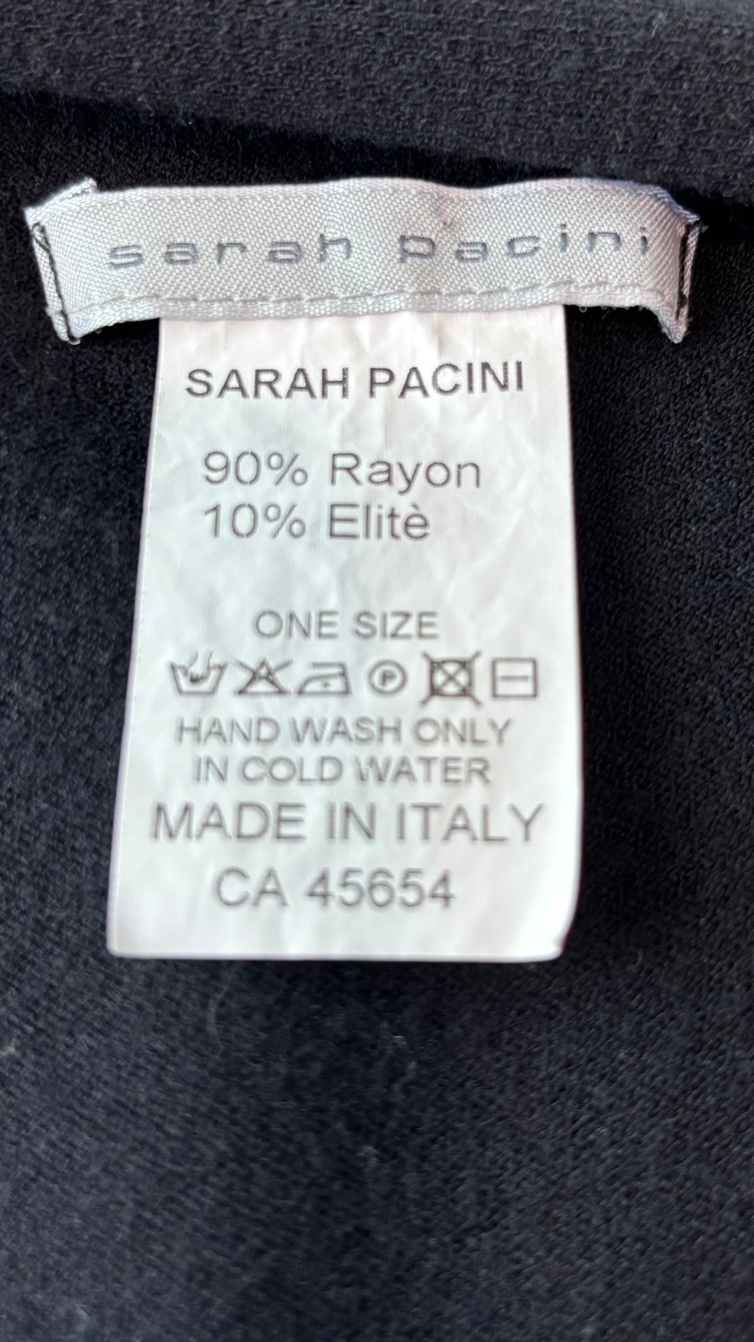 Chandail noir fin tricot Sarah Pacini, taille one size. Vue de l'étiquette.