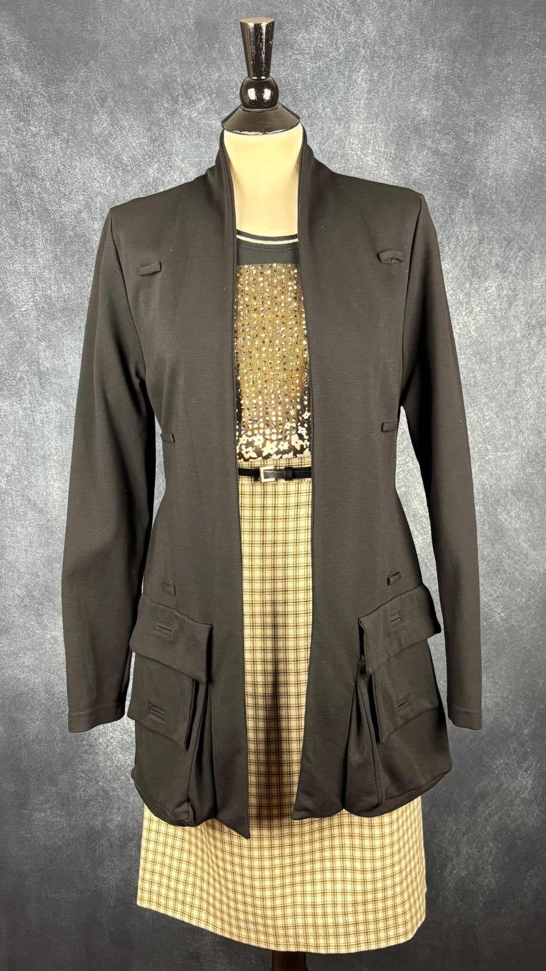 Chandail noir à motifs et cristaux dorés Olsen, taille 10 (m). Vue de l'agencement avec la jupe à carreaux Lucia et la veste noire Sarah Pacini.